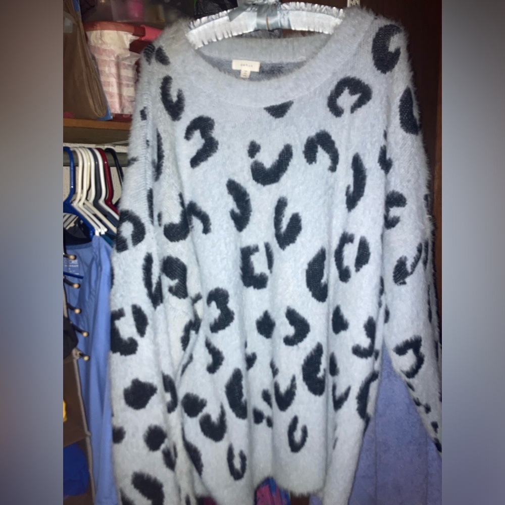 The comfiest sweater ever! Grey and Black Animal print. Debut brand, Women 3XL